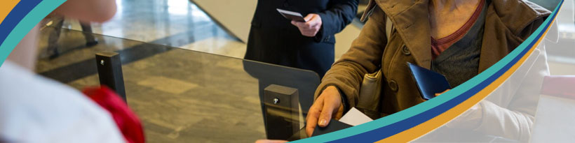 Persona recibiendo pasaportes en aeropuerto