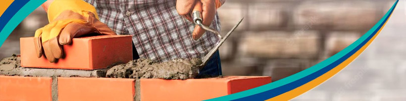 Albañil construyendo pared
