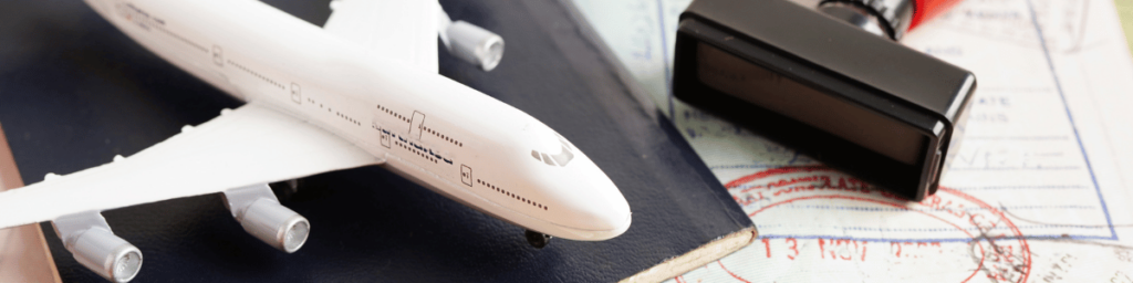 Maqueta de avión de pasajeros sobre sello y pasaporte sellado. (Nacionalidad española por hacer un curso del SEPE)