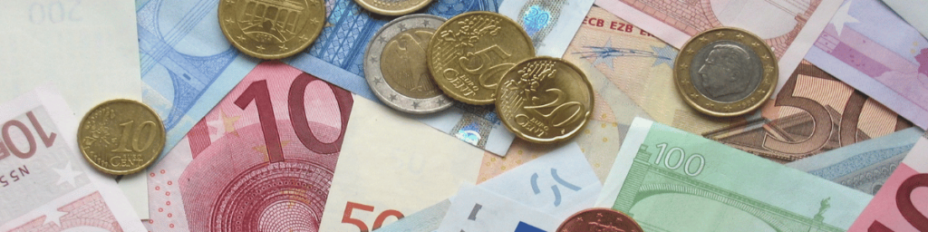 Diferentes billetes y monedas de Euro. ¿Pagan por curso del SEPE?