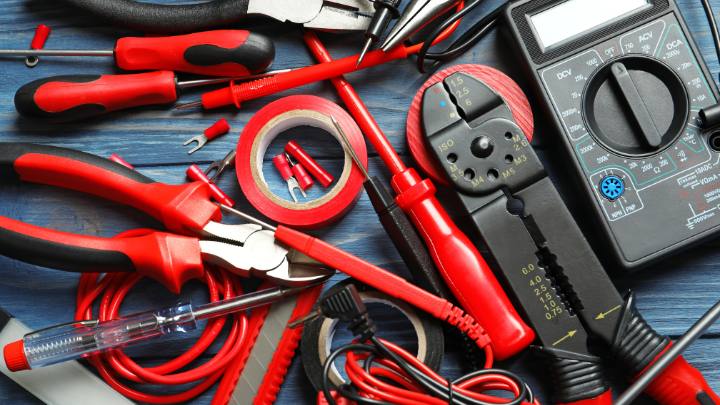 Herramientas de electricidad y electrónica en color rojo y negro